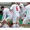 Überwältigende Gratulationen: FC-Torschütze Dario Bezerra Ehret hält es nicht auf den Beinen. Foto: Uli Herhaus