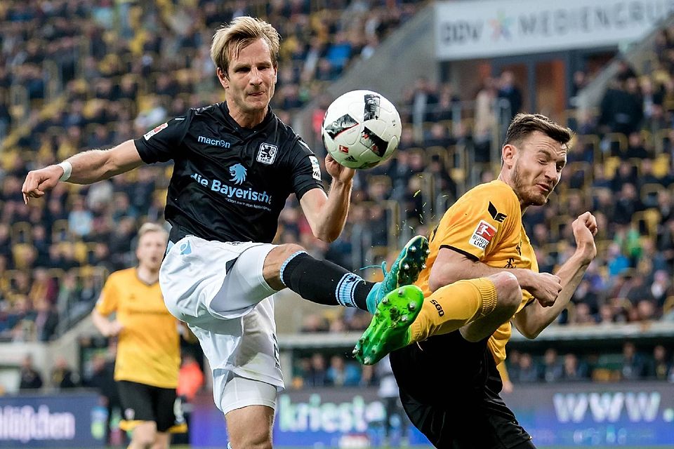Für den TSV 1860 München spielte Stefan Aigner (l.) insgesamt 120-mal in der Bundesliga und 2. Liga auf. Das Bild zeigt den gebürtigen Münchner 2017 gegen die SG Dynamo Dresden. In diesem Jahr stieg er mit den Löwen aus der 2. Bundesliga ab.