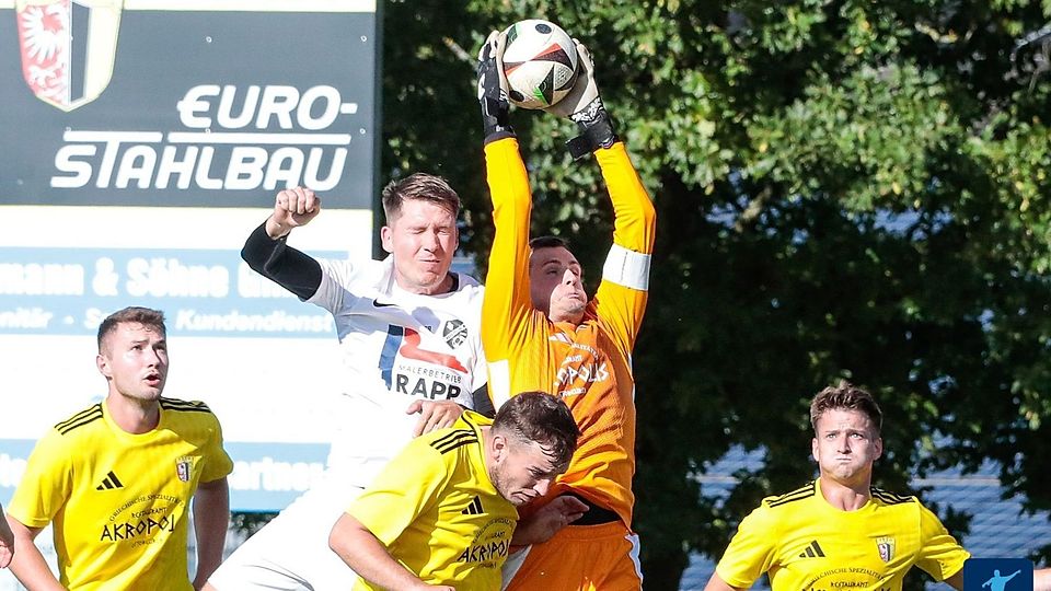 Ottobeurens Keeper Niklas Schröder schnappt sich den Ball vor Fabian Memmel vom TV Boos. Ansonsten verlebte der Keeer einen ruhigen Nachmittag.