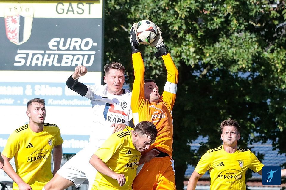 Ottobeurens Keeper Niklas Schröder schnappt sich den Ball vor Fabian Memmel vom TV Boos. Ansonsten verlebte der Keeer einen ruhigen Nachmittag.