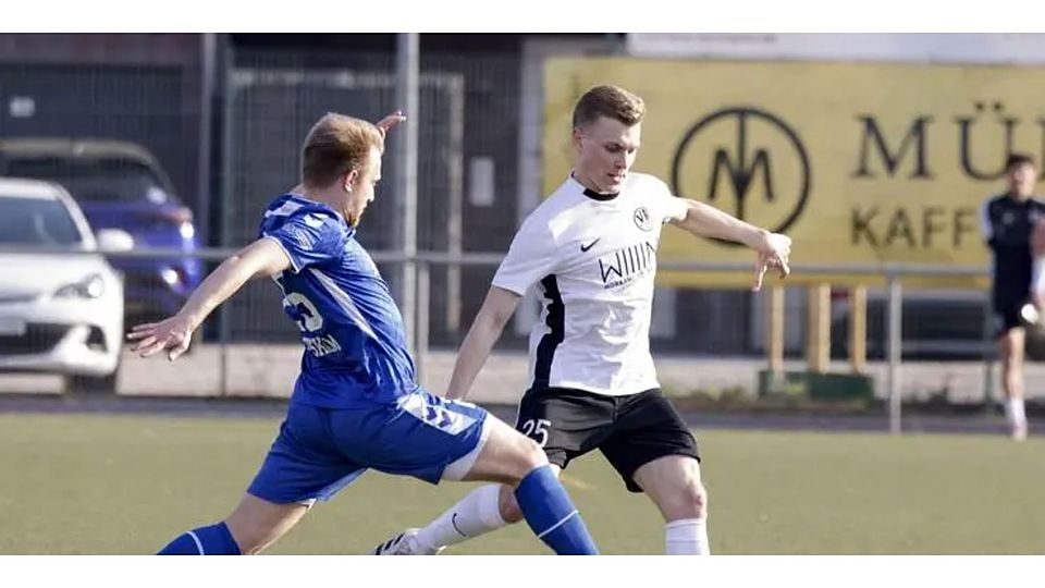 Bereit zum Abschluss: Adrian Ziewers (weißes Trikot) trifft mit seinem VfB Bodenheim am Freitag auf die SVW Mainz. Foto: Stefan Sämmer