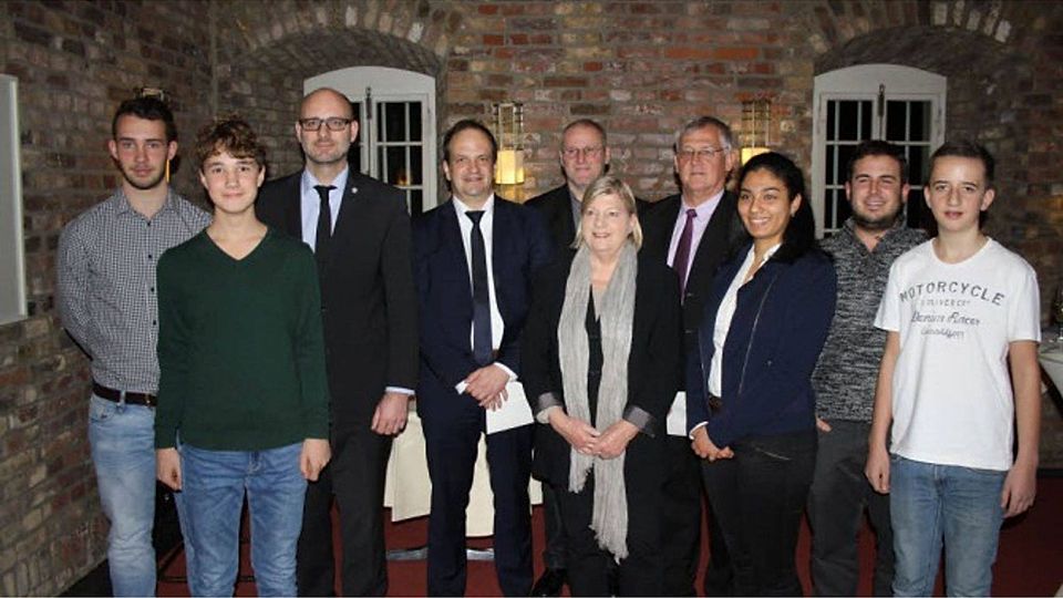 Gruppenbild mit Unparteiischen im feierlichen Rahmen: Helga Kühn-Mengel ehrt die Schiedsrichter der Fußballkreise Rhein-Erft und Euskirchen. Foto: Kühlborn