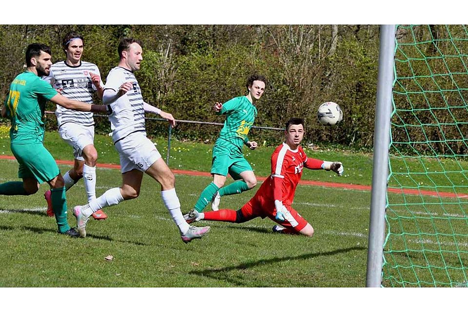 Niklas Schmidt mit dem 1-0 für den SVE Comet Kiel gegen den TSV Friedrichsberg-Busdorf.