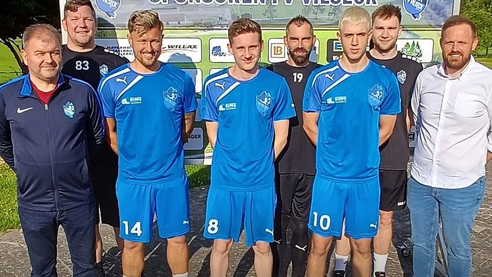 Verantwortliche und Trainer des FV Vilseck freuen sich auf die neuen Spieler (blaue Shirts von links): Tobias Rudlof, Niklas Hummer und Samuel Schmidt.