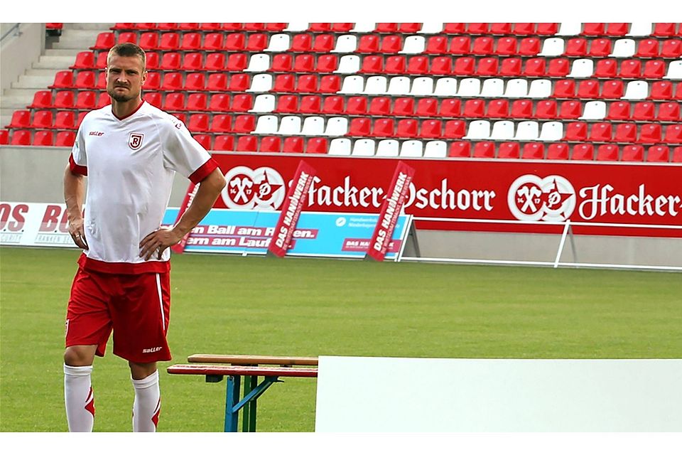 Kapitän Markus Palionis präsentiert beim offiziellen Fototermin am Mittwoch das Jahn-Trikot ? allerdings noch ohne Sponsorenname.  Foto: Nickl