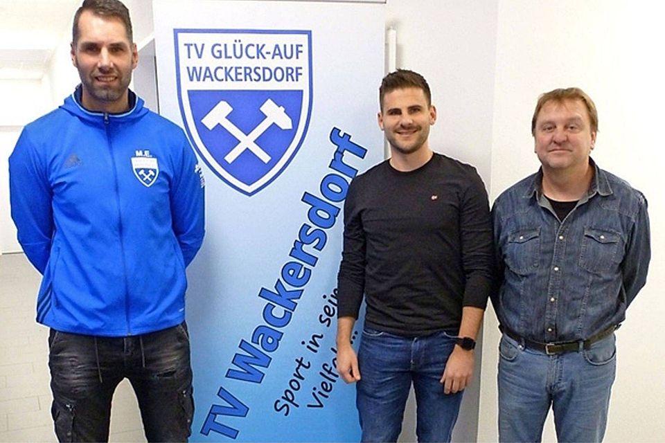 Wackersdorfs Abteilungsleitung mit Markus Ellert (links) und Stefan Adam (rechts) gelang mit der Verpflichtung von Michael Stilp als Spielertrainer ein Coup. Foto: Roland Oberndorfer