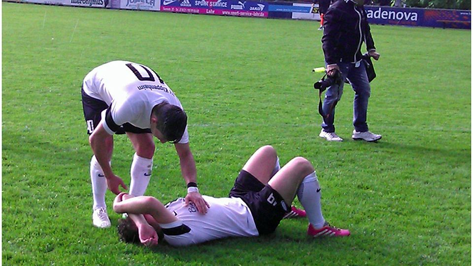 Torjäger Ümit Sen spendet Trost. | Foto: Uwe Schwerer