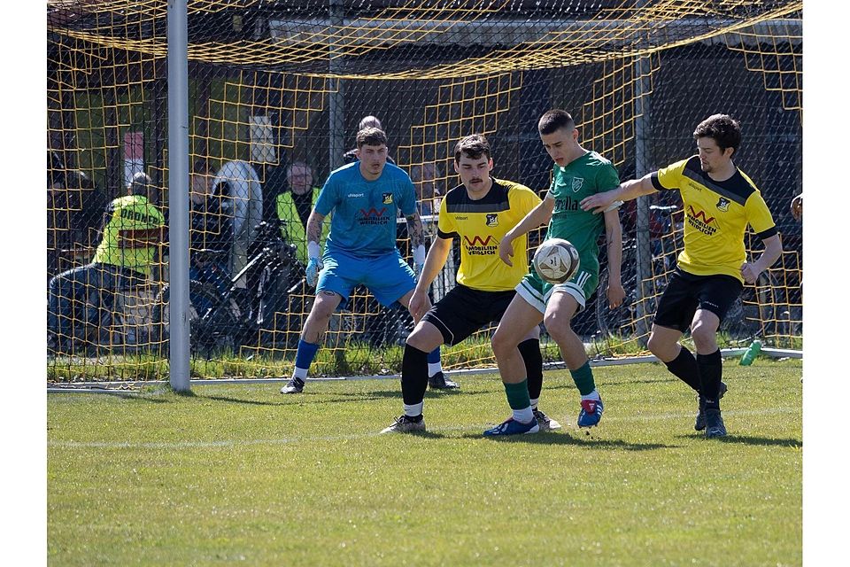 FB A-Klasse Moosach (gelb) links Benedikt Vollmayer rechts Christian Weigl ,  , TW Tymofii Protsenko vs Kirchseeon  Mislav Vidak