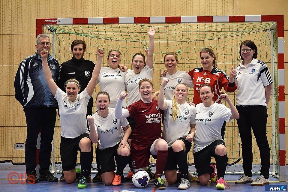 Der Damen-Futsal-Bezirksmeister SC Regenburg mit Spielleiter Georg Müllner (links) und Damenleiterin Kerstin Kosta (rechts).