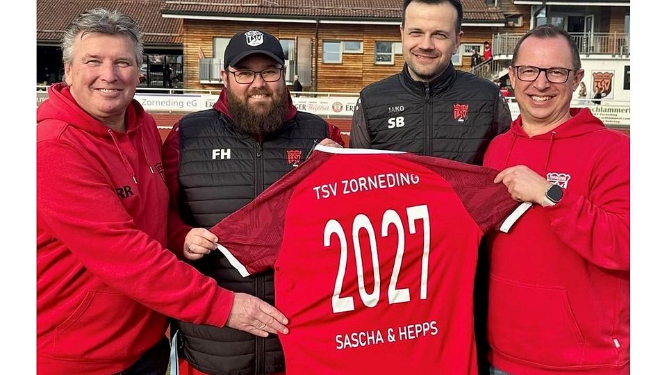 Vertragsverlängerung bis 2027 beim Zornedinger Bezirksligisten (v.l.): Sportleiter Rudi Riedel, Co-Trainer Florian Heppert, Coach Sascha Bergmann und Spartenleiter Mark Grusz.