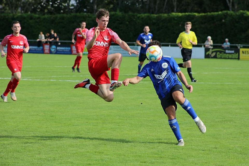 Volle Kraft voraus: Hüffelsheims Fabian Kreidler (rot) hebt im Anflug auf den Ball ab.	Foto: Martin Imruck