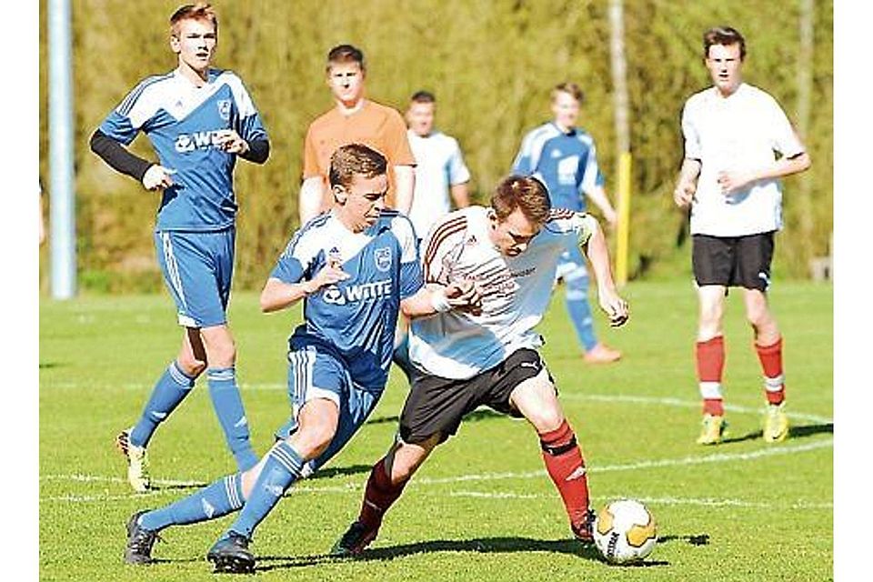 Entschlossen zur Sache gingen die Spieler vom FSV Westerstede und FC Rastee (in Blau). Rastede gewann 4:0. Matthias Hollmann