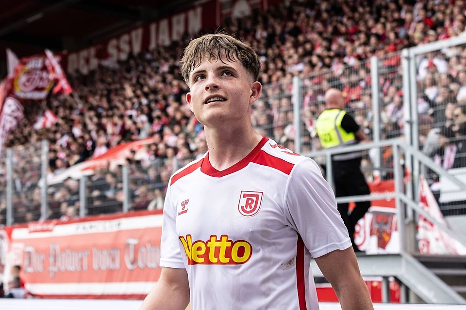 Ben Kieffer und seine Mitspieler durften sich am Sonntagnachmittag vom ausverkauften Jahnstadion feiern lassen.