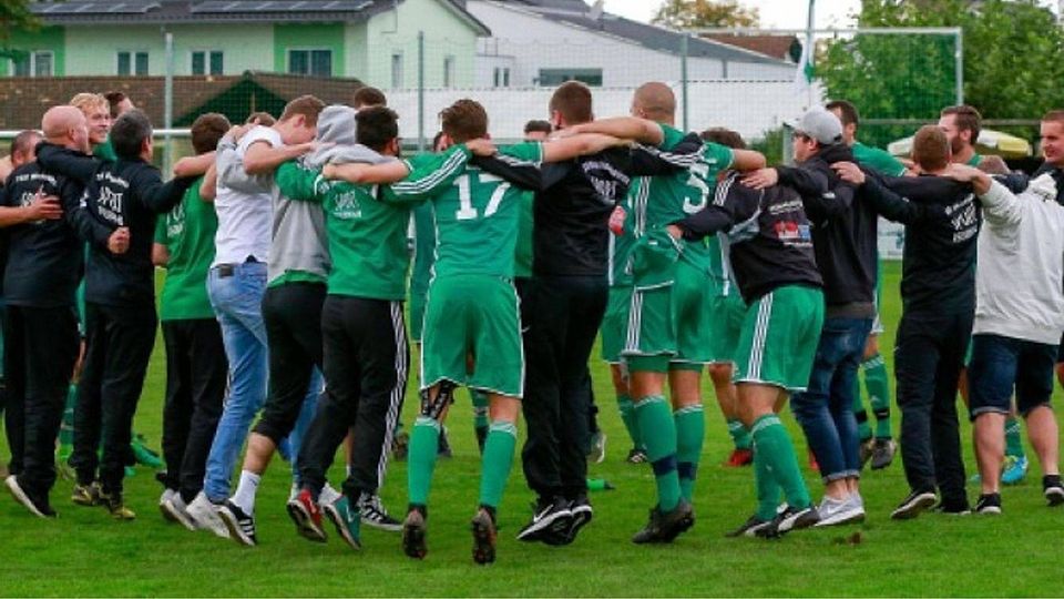Tabellenführer, hey, hey, hey: Der TSV Meckenbeuren ist weiterhin Spitzenreiter der Fußball-Bezirksliga. Alexander Hoth