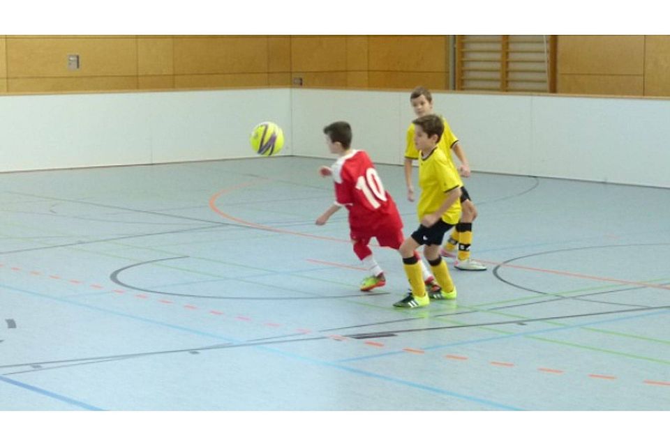 Nicht nur beim Charviari-Cup wurde um jeden Ball gekämpft. Auch die Jugend zeigte in der Stadthalle Maxhütte-Haidhof großen Einsatz.  Foto: Wanner