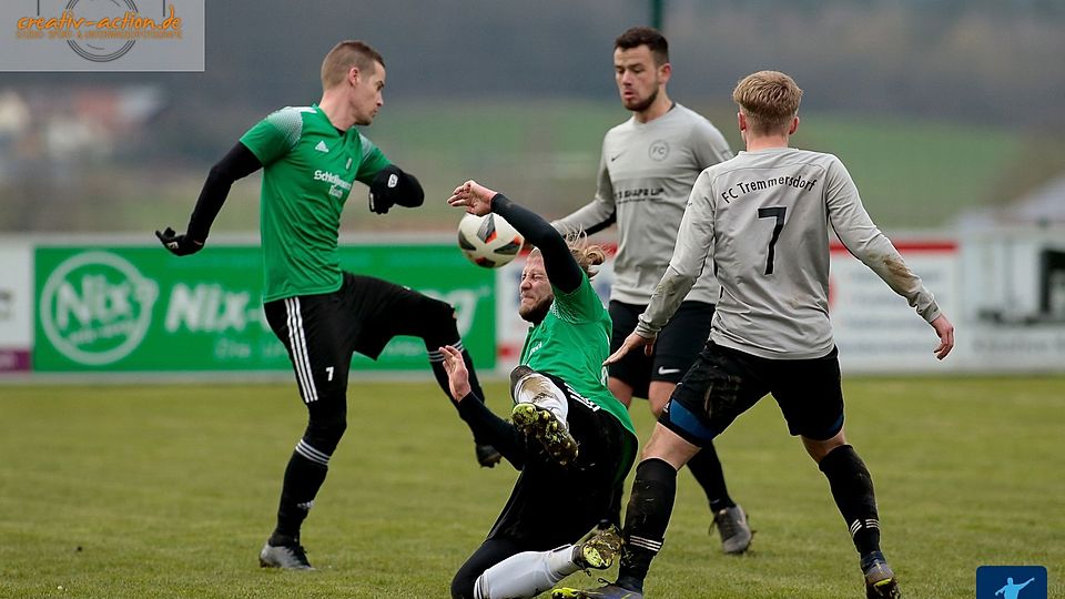 Mit einem 2:0 beim TSV Reuth (grünes Trikot) erklomm der FC Tremmersdorf (in Schwarz-Grau) die Tabellenspitze der Kreisliga Nord.