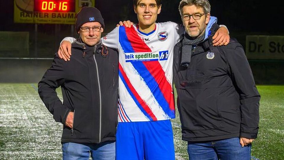 Vater Stefan Behnke (rechts) und Sohn Len freuten sich nach dem 3:1-Sieg der Eintracht. Vater Thomas Bode musste die VSV-Niederlage alleine verdauen: Sohn Timon hatte den Platz fluchtartig und gefrustet verlassen. Foto: Schmietow