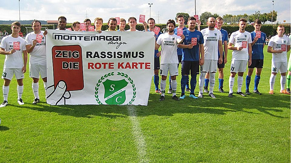 „Der SCO zeigt dem Rassismus die Rote Karte“! Ein Zeichen gegen Rassismus im Fußball setzte der SC Oberbernbach im Zuge des Kreisklassenspiels zusammen mit den Gästen des TSV Kühbach und dem Unparteiischen. Der SCO sieht sich des Öfteren rassistischen Beleidigungen ausgesetzt, daher wurde die Problematik vor der Begegnung den Zuschauern verdeutlicht. Alle Aktiven zeigten gemeinsam ein klares Zeichen gegen Rassismus.