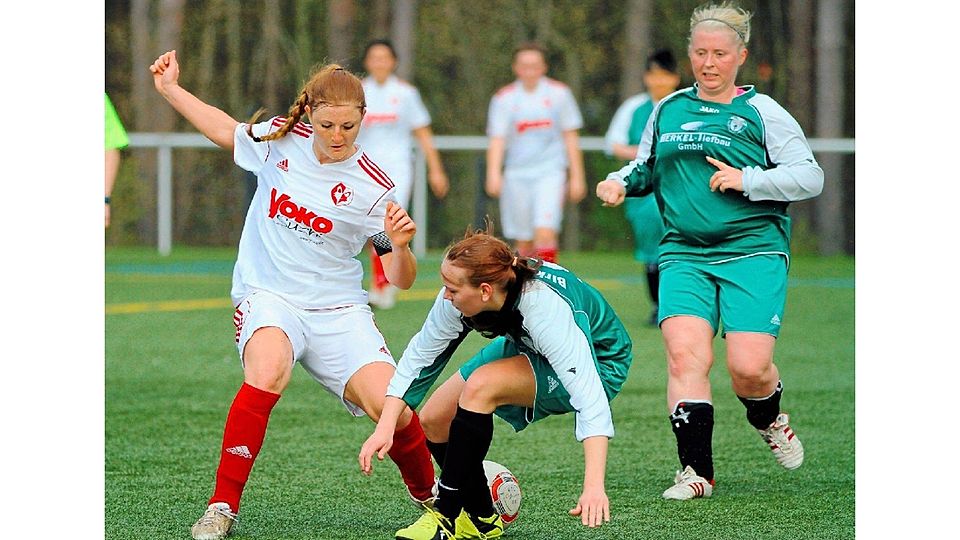 BBC mit Heimvorteil: Die Frauen des Birkenwerder BC 1908 (grüne Spielkleidung/hier in einem früheren Punktspiel) empfangen in der ersten Runde des Kreispokals den FC Falkenthaler Füchse.  ©Julia Cornelius