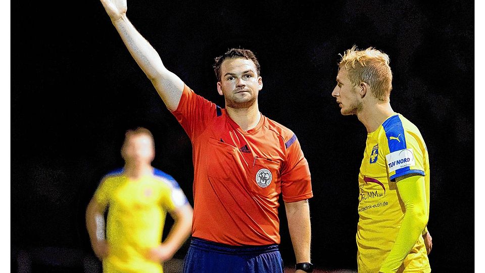 Schiedsrichter Haye Jurkats Geste ist unmissverständlich: Kevin Hübner muss nach der Roten Karte das Spielfeld verlassen.König