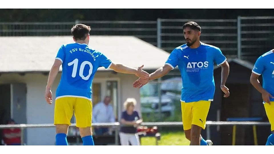 Klatschen sich nach dem klaren Sieg gegen den SSC Burg II in der Fußball-Kreisoberliga West ab: Robin Fürbeth (l.) und Ismail Besun vom FSV Braunfels. © Isabel Althof