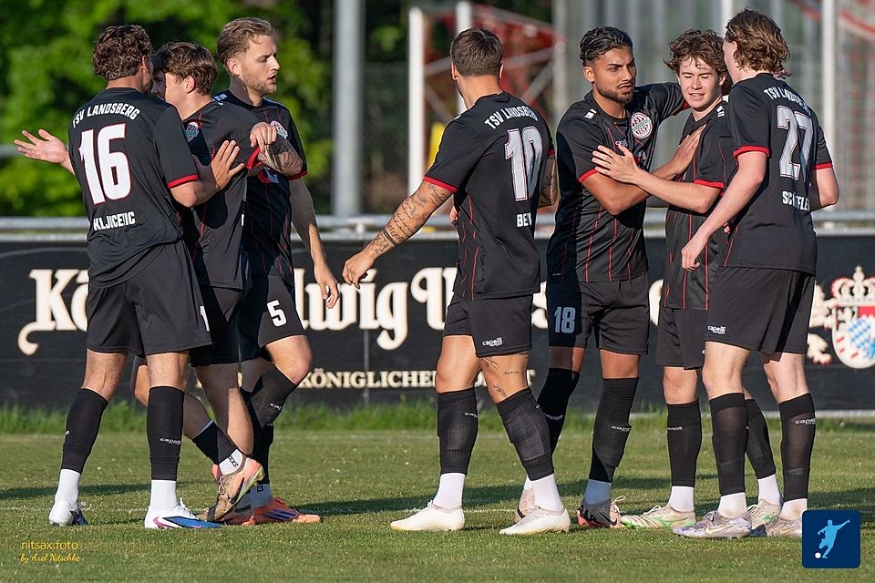 Der TSV Landsberg hofft im Fernduell auf einen Ausrutscher der Löwen-Reserve gegen Ismaning. Bevor der Blick jedoch nach München geht, wollen die Mannen von Christoph Rech zunächst ihre eigenen Hausaufgaben erledigen und beim FC Gundelfingen dreifach punkten. Der TSV Landsberg hofft im Fernduell auf einen Ausrutscher der Löwen-Reserve gegen Ismaning. Bevor der Blick jedoch nach München geht, wollen die Mannen von Christoph Rech zunächst ihre eigenen Hausaufgaben erledigen und beim FC Gundelfingen dreifach punkten.