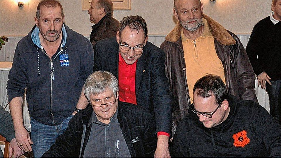 Zwischen Skepsis und guter Laune: Neumünsters KFV-Vorsitzender Stephan Beitz (rotes Hemd) und der am Saisonende scheidende Kreisspielausschussvorsitzende Gerd Freisler (davor) erläutern 05-Urgestein Thomas Schulze, Boostedts Fußballobmann „Heiner“ Blunck (oben von links) und dem designierten Fußballobmann der SG Padenstedt, Maik Schönhoff (ab Sommer 2017 als Nachfolger von Hans-Georg Eckert im Amt