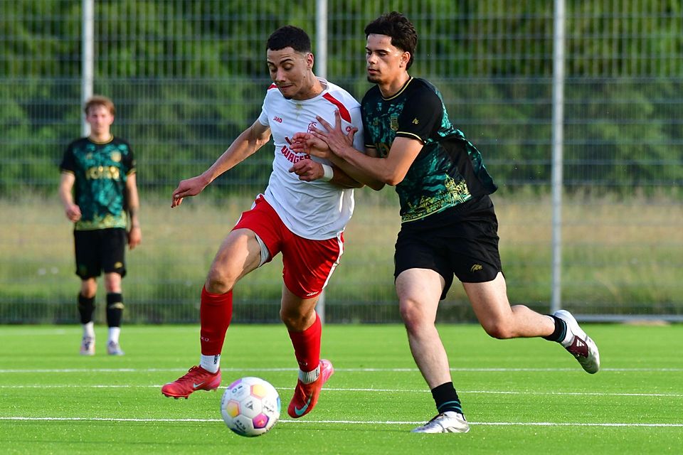 Neo Fähnle (links) ließ sich von Burgaus Todor Germanliev nicht stoppen. Mit seinem Dreierpack für die U23 des FC Gundelfingen schnappte sich der Stürmer noch die Torjägerkanone der Kreisliga West.