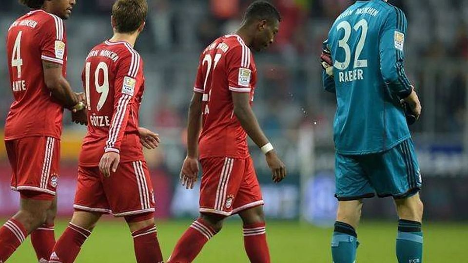 Lukas Raeder (re.) nach dem Spiel gegen Borussia Dortmund mit prunkvoller Fußball-Prominenz: Dante, Mario Götze und David Alaba (v.l.n.r.).