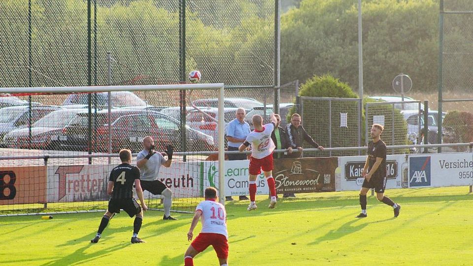 Trabitz-Kapitän Johannes Renner (Nr. 69) gerät bei seinem Kopfstoß zu sehr in Rücklage, so dass die Kugel über die Querstange fliegt. Aus SpVgg Trabitz gegen TSV Erbendorf 2:1.