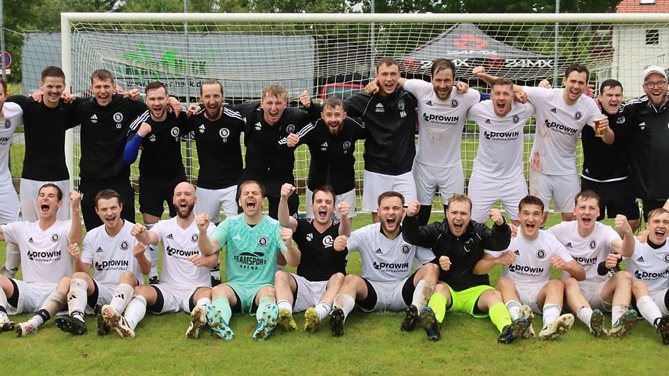 Sie freuen sich auf die kommende Saison in der Kreisliga: Der TSV Burggen/Bernbeuren bejubelt den Aufstieg.