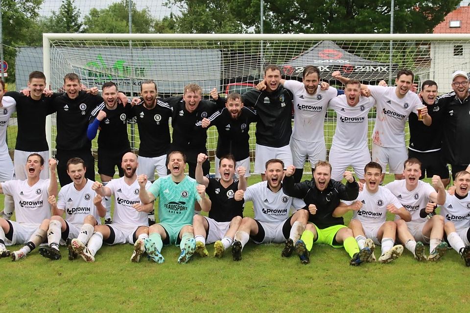 Sie freuen sich auf die kommende Saison in der Kreisliga: Der TSV Burggen/Bernbeuren bejubelt den Aufstieg. Sie freuen sich auf die kommende Saison in der Kreisliga: Der TSV Burggen/Bernbeuren bejubelt den Aufstieg.