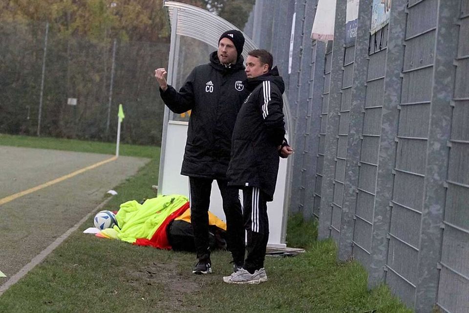 Coach Nils Lenschau (re., TSV Altenholz), wurde in der ersten Halbzeit von seiner Mannschaft enttäuscht.