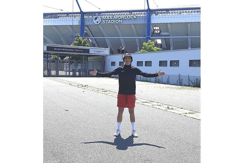 Lieblingsort: Bjarne Pudel, seit Kindesbeinen an ein Fan des  1. FC Nürnberg, vor dem Max-Morlock-Stadion.