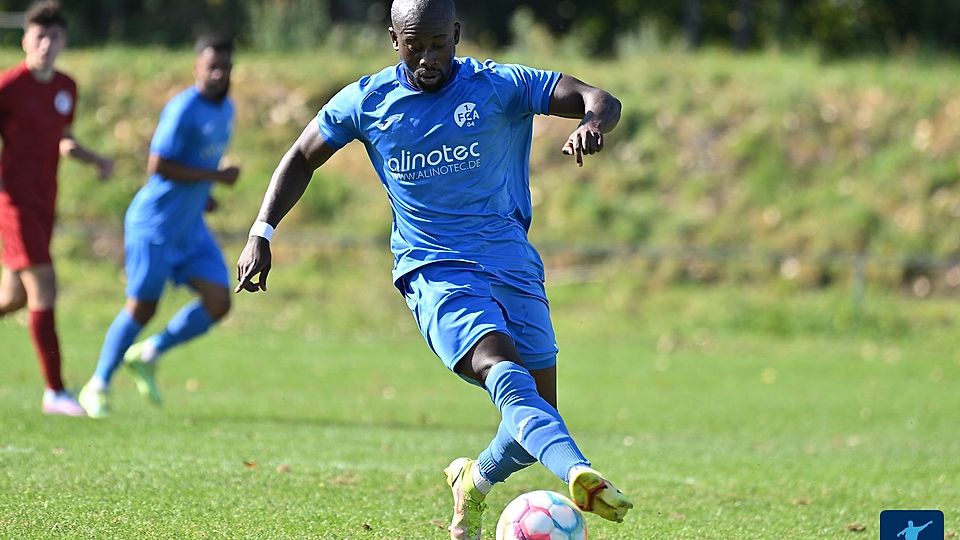 Der FCA Darmstadt (am Ball) will das Kellerduell gegen Tabellennachbarn Rodgau definitv gewinnen 