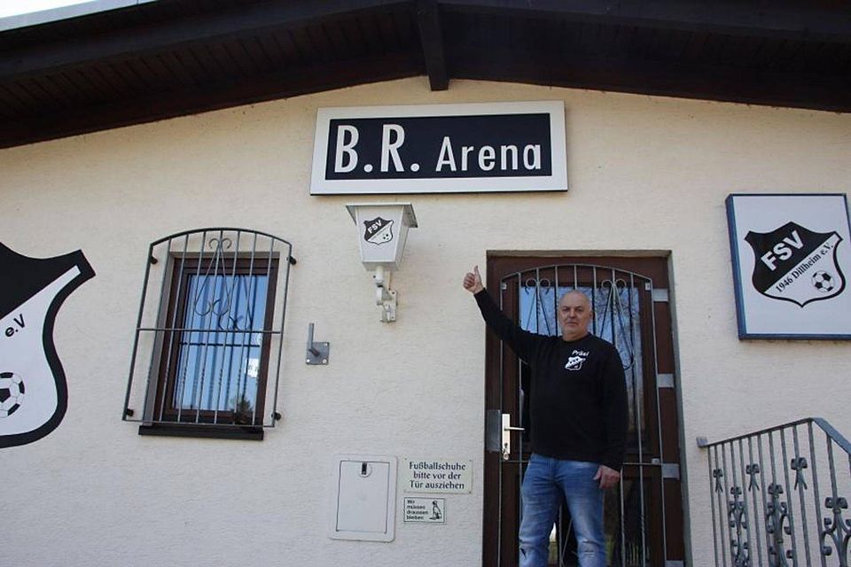 Zeigt stolz das Namensschild der B.R. Arena: Burkhard Reitzner vom FSV Dillheim. 	Foto: Tim Straßheim