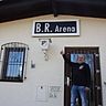 Zeigt stolz das Namensschild der B.R. Arena: Burkhard Reitzner vom FSV Dillheim. 	Foto: Tim Straßheim