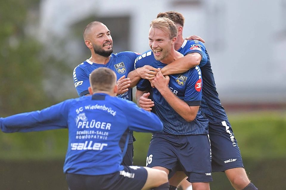 Hendrik Lohmar (Mitte) trägt künftig das Trikot des FC Gütersloh.