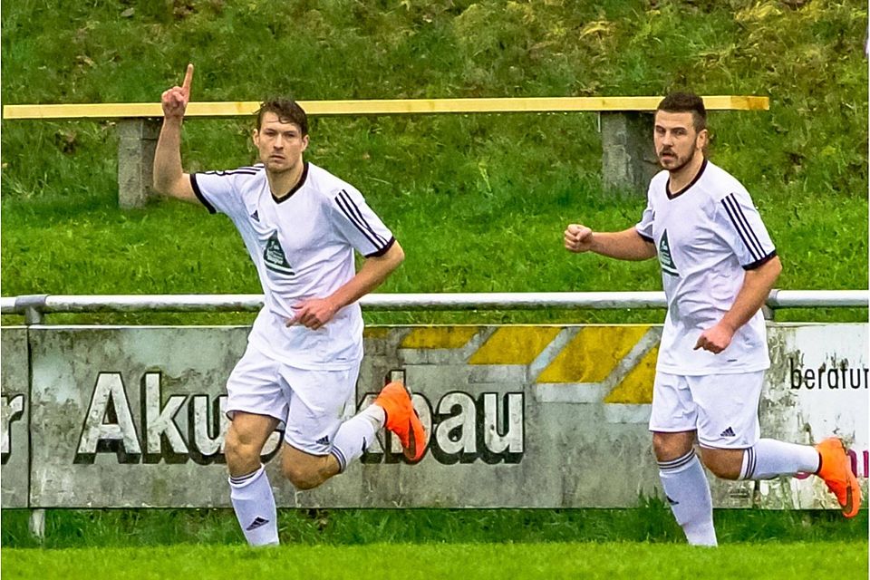 Nur ein Sieg hilft dem FC Ruderting mit Torjäger Andre Schirrotzki (li.) gegen den Tabellenführer Karpfham F: Solek