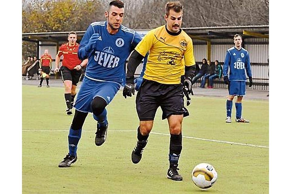 Die Friesen abgehängt: Rodenkirchens Fußballer (gelbes Trikot) besiegten am Sonntagnachmittag den FSV Jever mit 3:0. Felix Grossmann