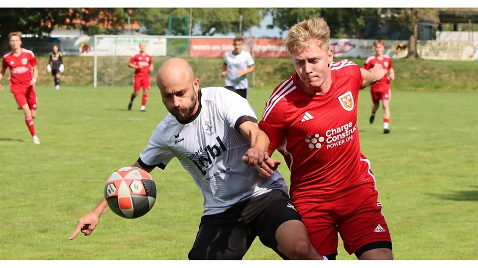 Nur schwer vom Kurs abzubringen: Die Allershausener Kicker um Domenik Baller (r.) sind als Tabellenzweite aktuell das beste Landkreis-Team der Liga – und haben damit alle Chancen auf die Meisterschaft und den Aufstieg in die Bezirksliga.