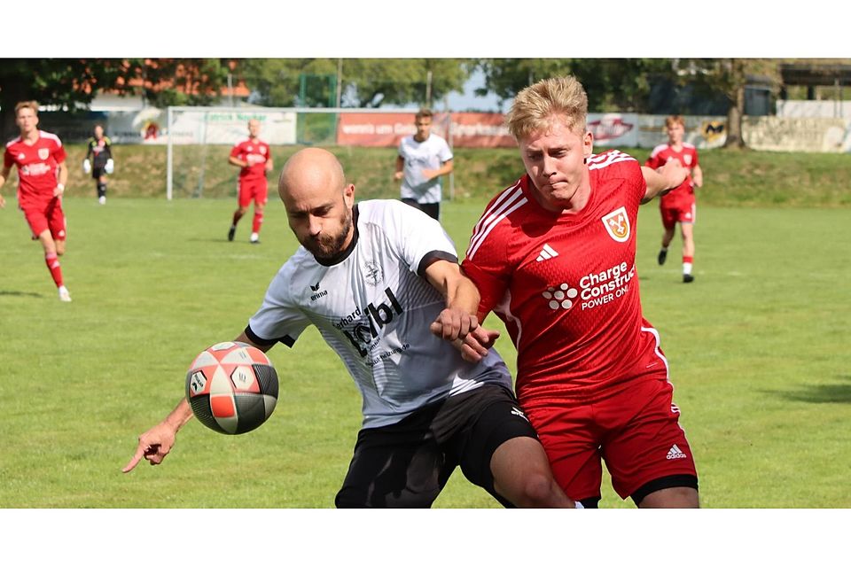 Nur schwer vom Kurs abzubringen: Die Allershausener Kicker um Domenik Baller (r.) sind als Tabellenzweite aktuell das beste Landkreis-Team der Liga – und haben damit alle Chancen auf die Meisterschaft und den Aufstieg in die Bezirksliga.