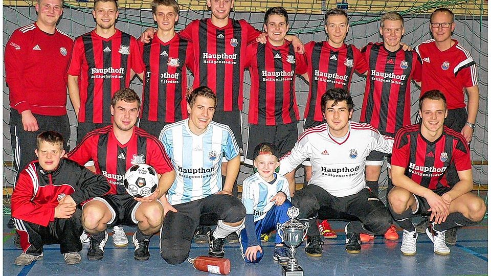 Mit einer makellosen Turnierbilanz  sicherten sich die  Fußballer des TSV Heiligenstedten die Trophäe beim Pokal-Wettbewerb des Amtes Itzehoe-Land.  Foto: Tüxen