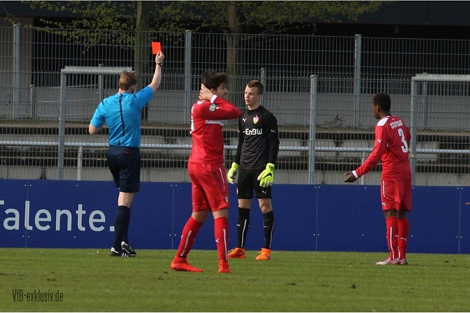 Der Moment, als die Stuttgarter U17 ihre Strategie ändern musste: Schiedsrichter Martin Petersen zeigt VfB-Torwart Philipp Köhn in der 26. Minute die Rote Karte. F: Lommel