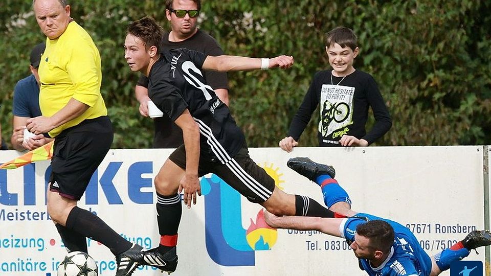 Jonas Prestele (links) lässt sich mit dem TSV Legau derzeit nur schwer stoppen. Gegen den TV Boos gelang dem Offensivspieler ein Doppelpack.