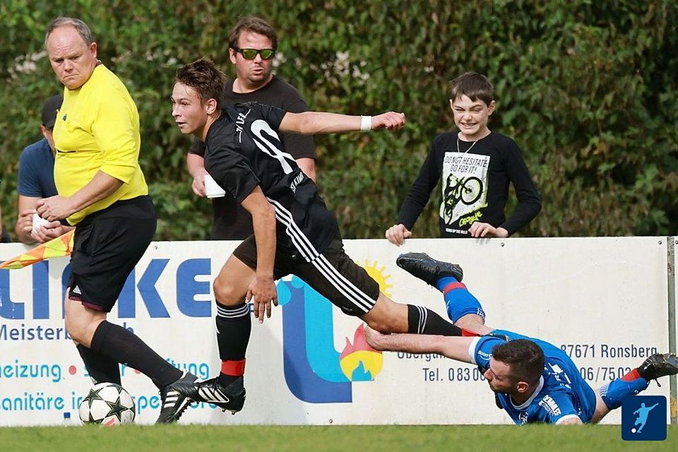 Jonas Prestele (links) lässt sich mit dem TSV Legau derzeit nur schwer stoppen. Gegen den TV Boos gelang dem Offensivspieler ein Doppelpack.