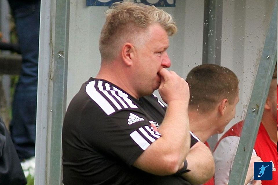 Thomas Schwarz hat die schwere Mission, die TSV-Truppe wieder auf Kurs zu bringen 