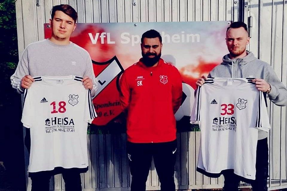 Sponheims aktueller Co-Trainer Sinan Kaya präsentiert die Neuzugänge Robin Steeg (links) und Henrik Ahrend.