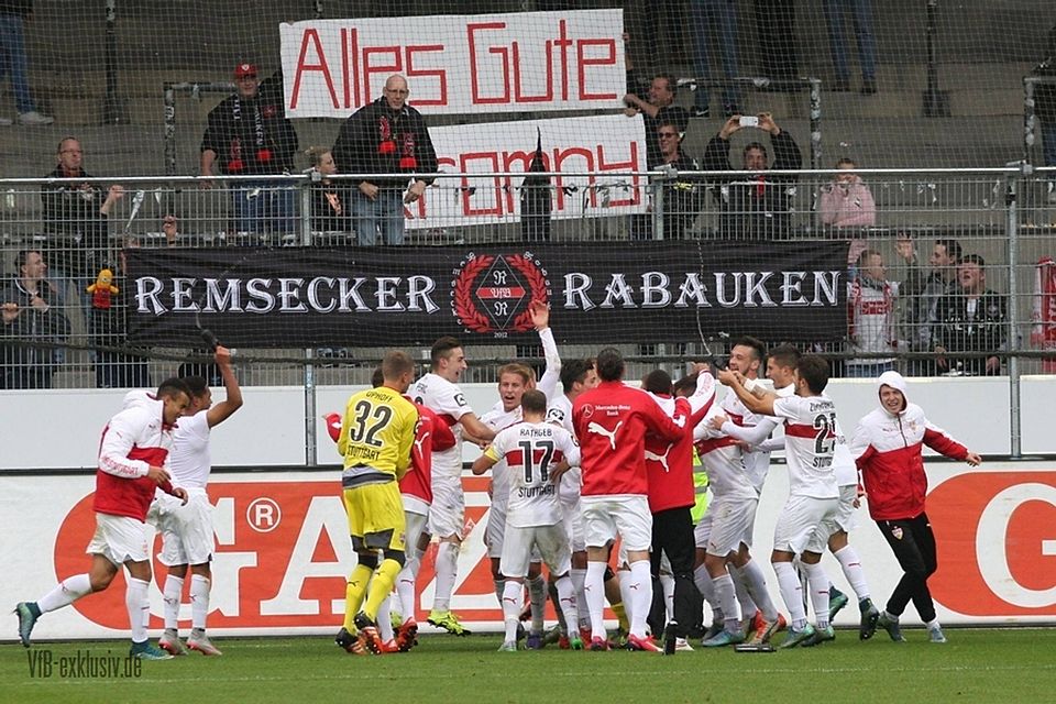 Ausgelassener Jubel der VfB II Spieler nach dem Abpfiff. Foto: Lommel Ausgelassener Jubel der VfB II Spieler nach dem Abpfiff. Foto: Lommel