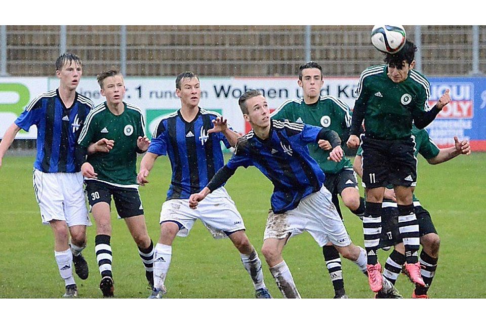 Ohne Chance war die U17 der SpVgg SV Weiden (in schwarz-blau) beim Gastspiel in Nürnberg - der Club gewann mit 3:0. F: Nachtigall